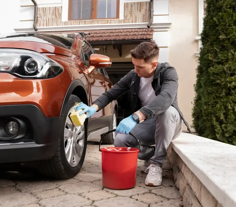 Lavage auto à domicile Saint-Georges-sur-Loire : professionnel intervenant sur un véhicule
